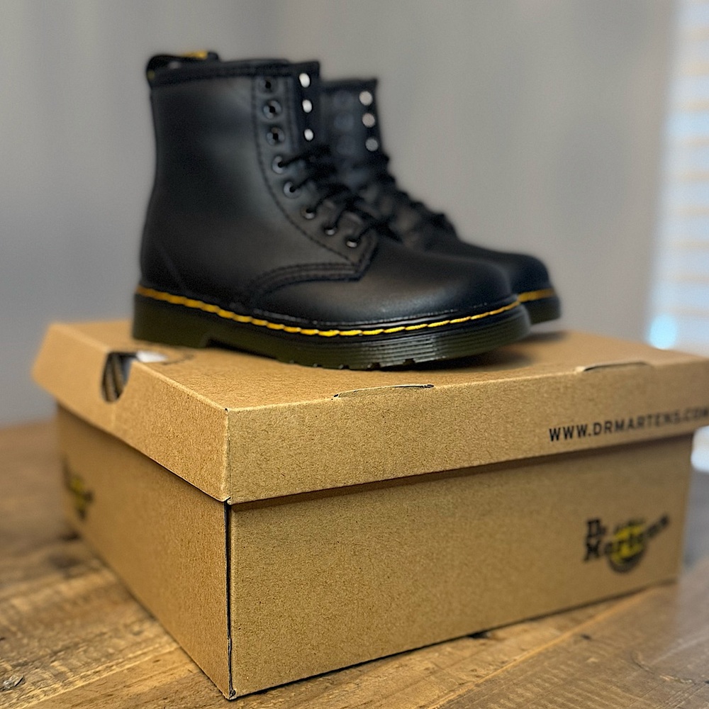 Dr. Martens kids black boot
Authentic
